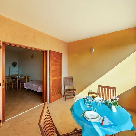 1 Bedroom Amazing In Apartment Isola Rossa (Sassari)